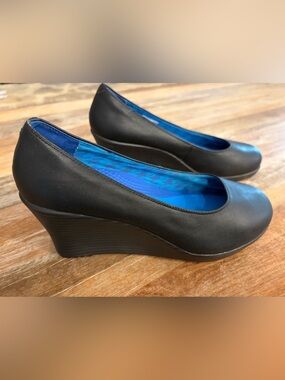 Crocs A-Leigh 14700 Black Leather Wedge Pumps Slip On Sz 7 Women’s Comfort Heels